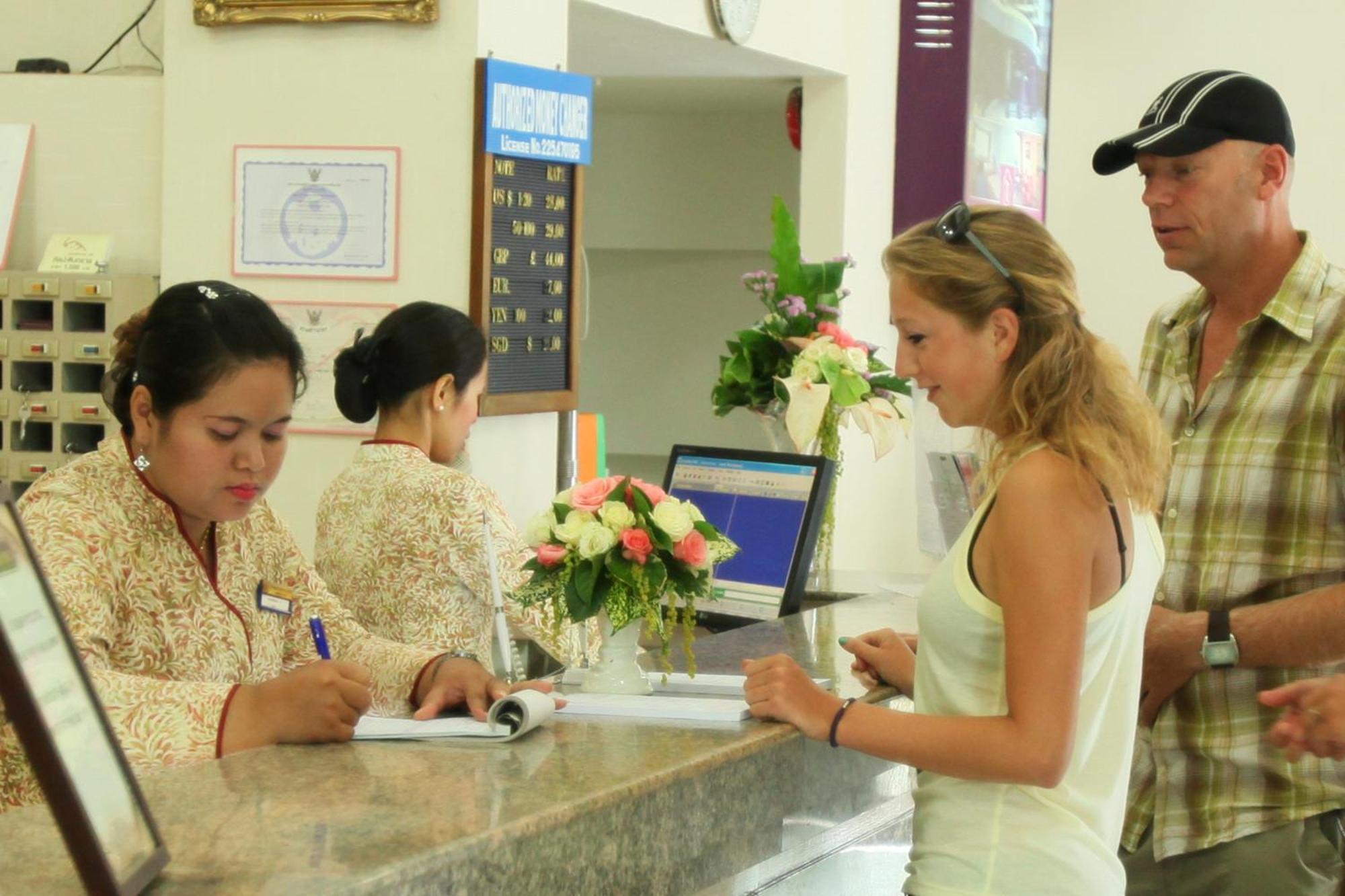 Thumrin Hotel Trang Esterno foto