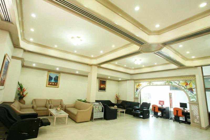 Thumrin Hotel Trang Esterno foto