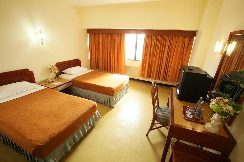Thumrin Hotel Trang Esterno foto