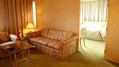 Thumrin Hotel Trang Esterno foto