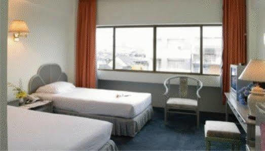 Thumrin Hotel Trang Esterno foto